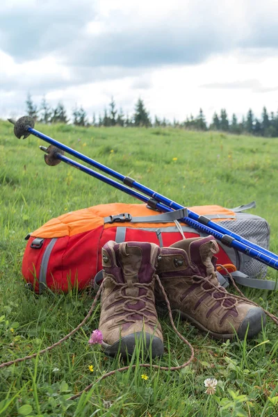 Zaino, scarponi e bastoncini trekking — Foto Stock