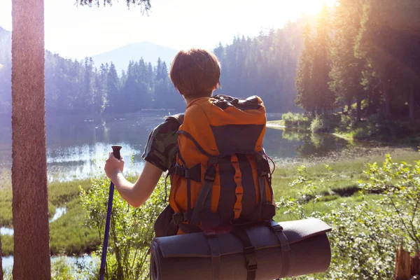 Ragazza turistica su un lago di montagna — Foto Stock