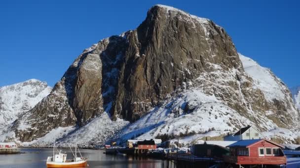 Hermoso Paisaje Invierno Noruego Con Rorbu Multicolor Barcos Pesqueros Amarrados — Vídeos de Stock