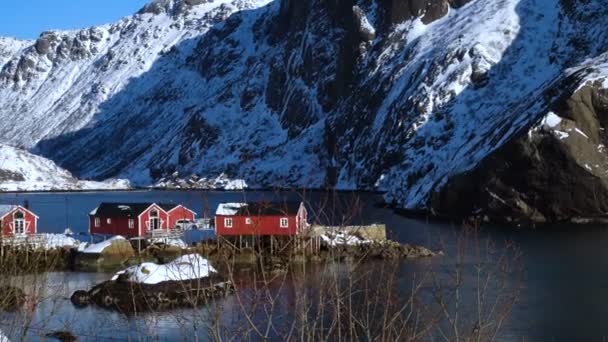 Όμορφο Νορβηγικό Χειμερινό Τοπίο Πολύχρωμα Rorbu Και Αγκυροβολημένα Αλιευτικά Πλοία — Αρχείο Βίντεο