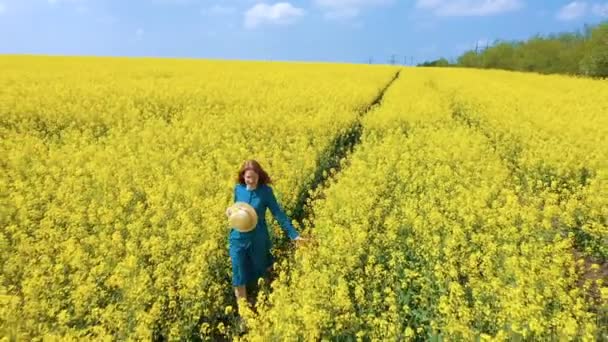 Glückliche Schöne Mädchen Genießen Auf Dem Blühenden Rapsfeld Bei Strahlendem — Stockvideo