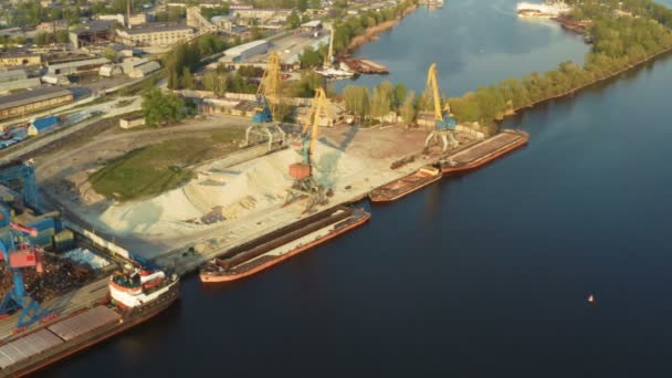河岸工业区的港口起重机 — 图库视频影像