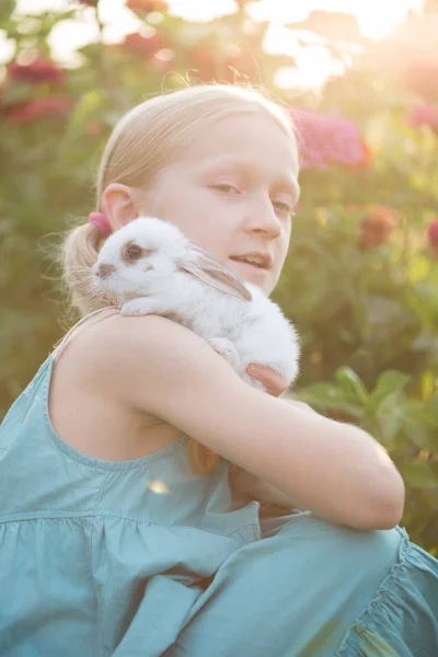 女孩和兔 — 图库照片