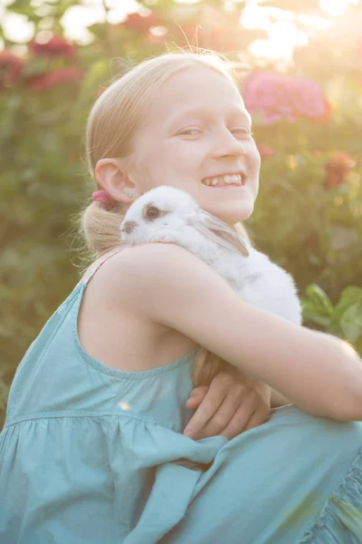 Ragazza e coniglio — Foto Stock