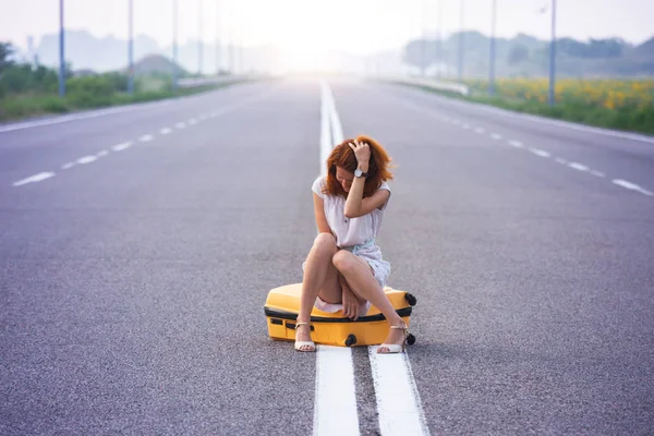 Ragazza viaggiatore e valigia — Foto Stock