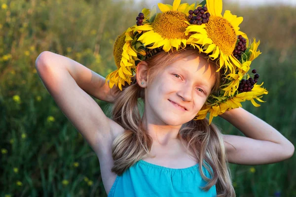 Ukrainska Kid flicka på fältet av solrosor — Stockfoto