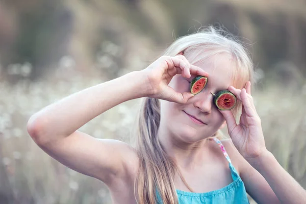 Menina divertida comendo melancia — Fotografia de Stock