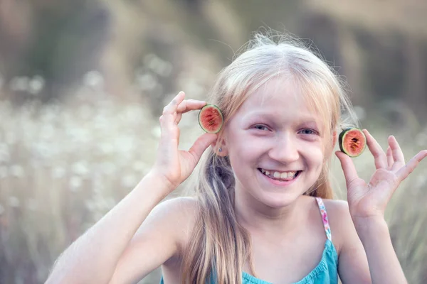 Zábavná dívka konzumní meloun — Stock fotografie