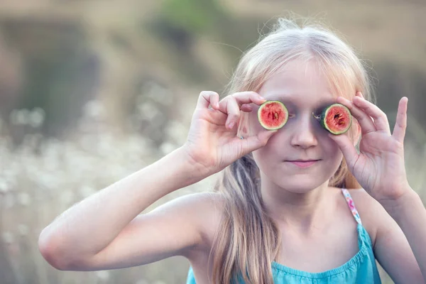 Διασκεδαστικό κορίτσι τρώγοντας καρπούζι — Φωτογραφία Αρχείου