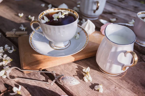 Still Life-kopjes thee, meringues en bloemen — Stockfoto