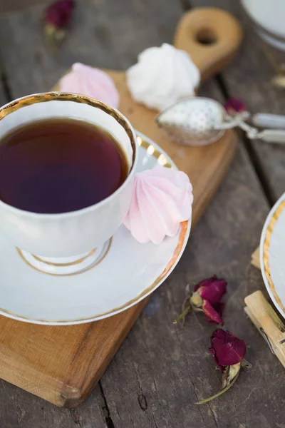 Still Life-kopjes thee, meringues en bloemen — Stockfoto