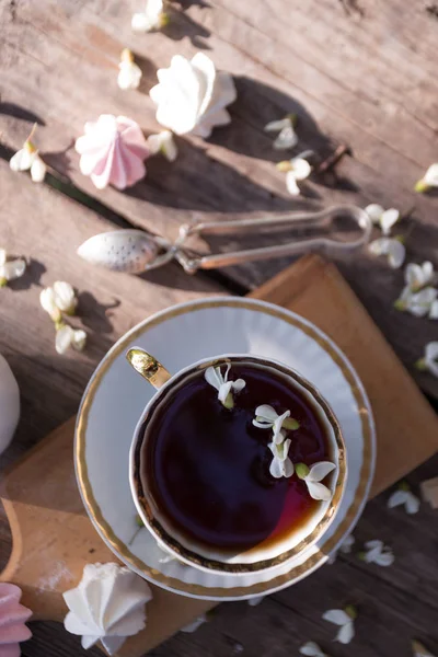 Naturaleza muerta - tazas de té, merengues y flores — Foto de Stock