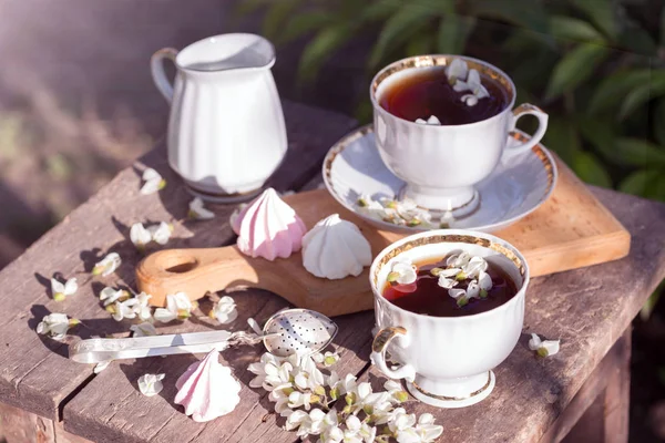 Stillleben - Tassen Tee, Baiser und Blumen — Stockfoto