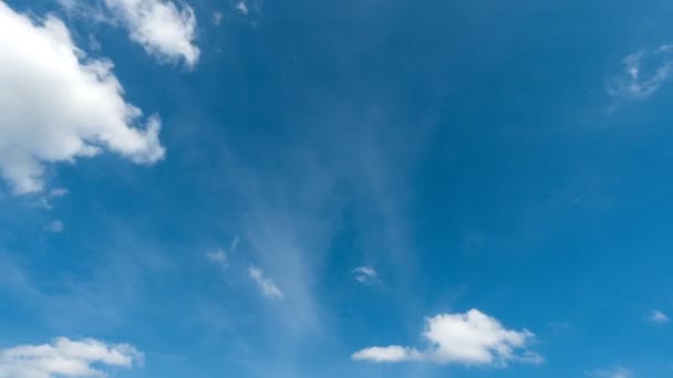 Hermosas Nubes Blancas Flotando Cielo Azul Día Soleado — Vídeos de Stock