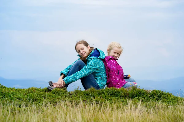 The two tourist girls — Stock Photo, Image