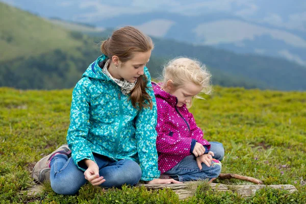 The two tourist girls — Stock Photo, Image