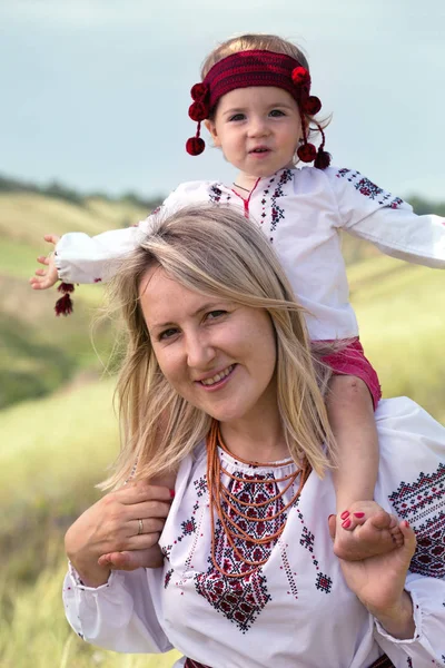 Famiglia ucraina all'aperto — Foto Stock