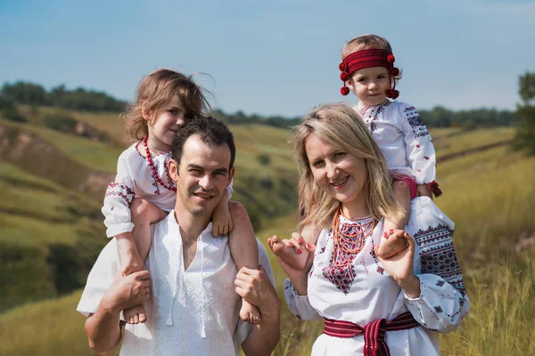 Ukrainsk familj på utomhus — Stockfoto