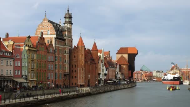 Sungai Motlawa Bank Pusat Gdansk Dengan Buidilng Fasad Indah Dan — Stok Video
