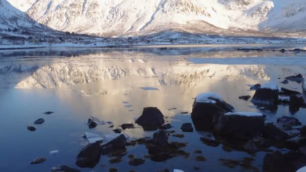 Noordelijke Bergen Met Besneeuwde Heuvels Kust Bij Zonsondergang — Stockvideo