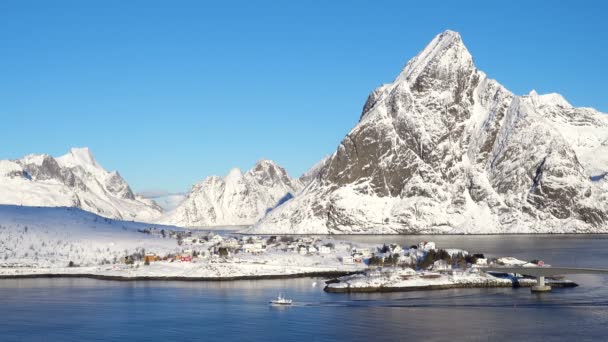 Bela Paisagem Inverno Norwegian Com Rorbu Multicolorido Navios Pesca Ancorados — Vídeo de Stock