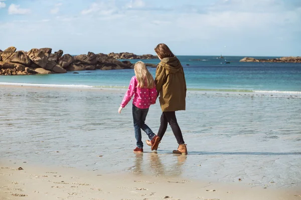 Las hermanas caminando en la orilla del mar —  Fotos de Stock