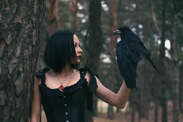 Fille et corbeau — Photo