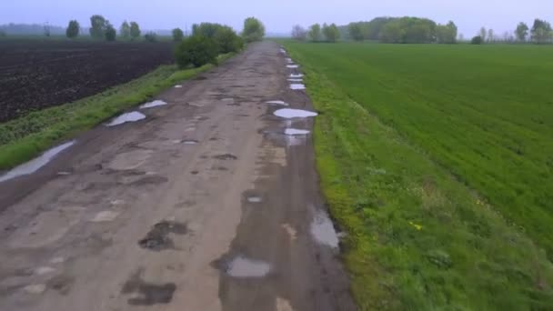 Dålig Landsväg Med Massor Gropar Hål Och Pölar Efter Regnet — Stockvideo