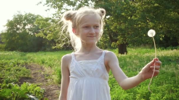 Niña Jugando Con Flor Diente León Los Rayos Del Sol — Vídeos de Stock