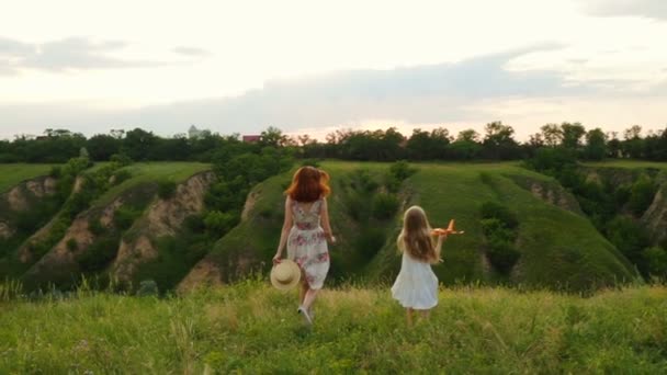 Mãe Filha Brincando Com Avião Brinquedo Prado Pôr Sol — Vídeo de Stock