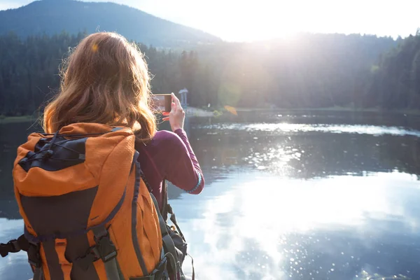 Fille touristique sur un lac de montagne — Photo