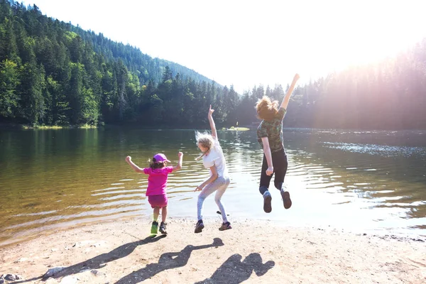 Boldog család a tó Synevyr — Stock Fotó