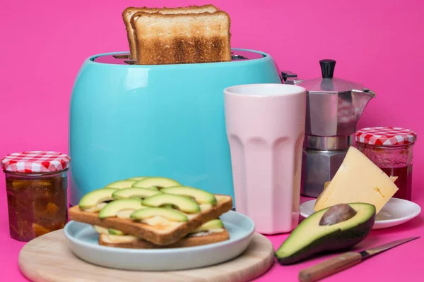 粉红色背景上的青色烤面包机 — 图库照片