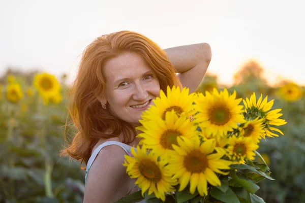 Meisje en zonnebloemen — Stockfoto