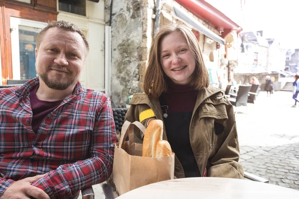 Dad and daughter at the french caffee — Stock Photo, Image