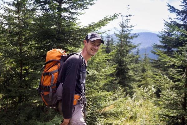 Escursionista in montagna — Foto Stock