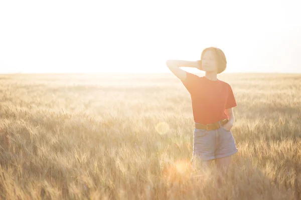 Menina no campo — Fotografia de Stock