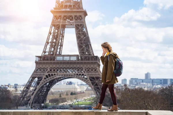 Girl on the background of the Eiffel Tower — Stock Photo, Image