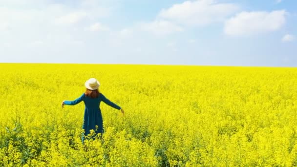 Glückliche Schöne Mädchen Genießen Auf Dem Blühenden Rapsfeld Bei Strahlendem — Stockvideo