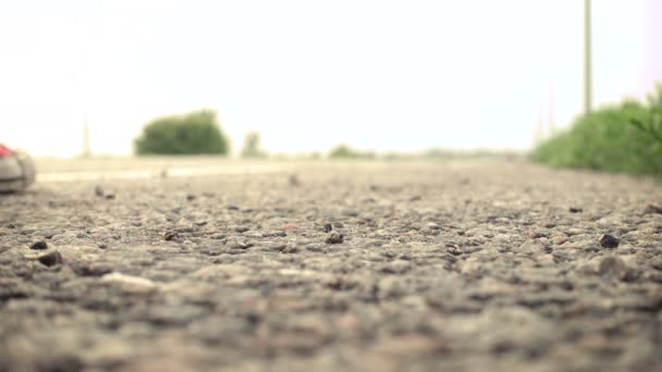 Abstrakcyjny Widok Guitarman Teen Girl Buty Walkng Przez Pusty Autostrady — Wideo stockowe