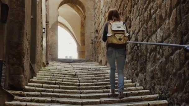 Touristenmädchen Läuft Durch Die Leere Straße Der Italienischen Stadt — Stockvideo