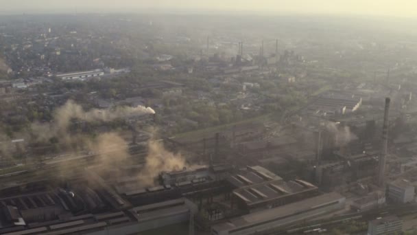 Skyline Urbano Com Fumaça Dos Tubos Planta Acima Dos Edifícios — Vídeo de Stock