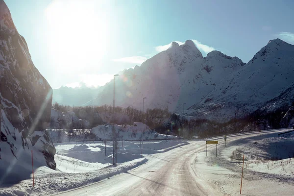 Camino en las montañas noruegas — Foto de Stock