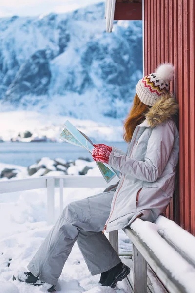 Dziewczyna turystyczna na Lofoten Islands — Zdjęcie stockowe