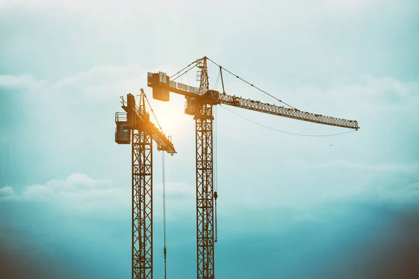 Tower cranes against a stormy sky — Stock Photo, Image