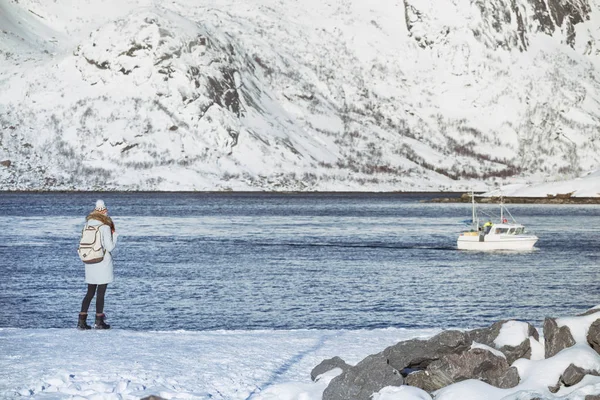 Mädchen läuft am Ufer des Fjords entlang — Stockfoto