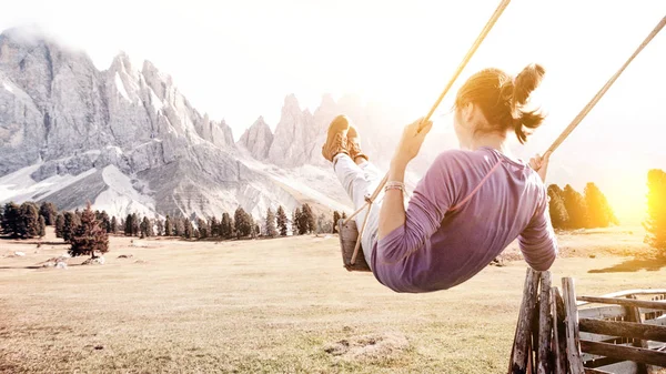 Les filles montent sur une balançoire — Photo