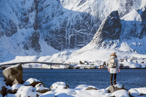 Mädchen läuft am Ufer des Fjords entlang — Stockfoto