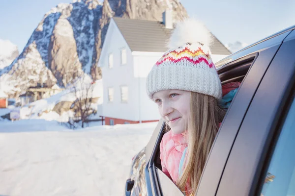 Mädchen schaut aus dem Auto — Stockfoto