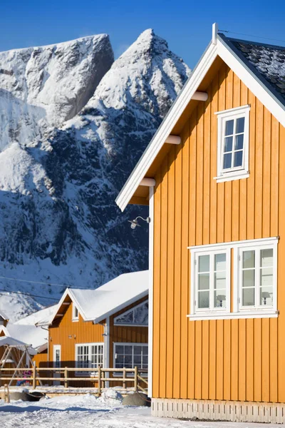 Tradicional casa de madera noruega rorbu — Foto de Stock